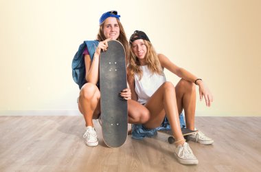 İki arkadaş kendi kaykaylar grubu