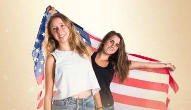 Bir Amerikan bayrağı tutan arkadaşlar