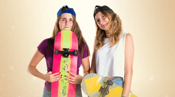 Dois amigos com seus skates — Fotografia de Stock