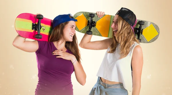 Dos amigos con sus patinetas — Foto de Stock