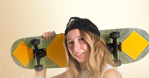 Blonde woman with her skateboard — Stock Photo, Image