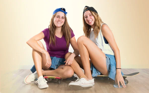 Dois amigos com seus skates — Fotografia de Stock