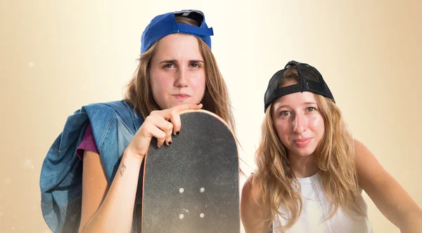 Twee vrienden met hun skateboards — Stockfoto