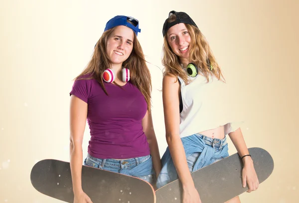 Due amici con i loro skateboard — Foto Stock