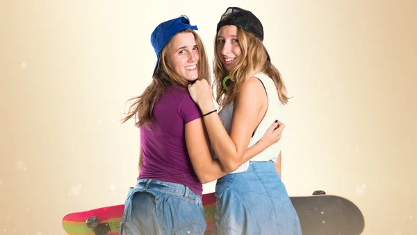 Dos amigos con sus patinetas —  Fotos de Stock