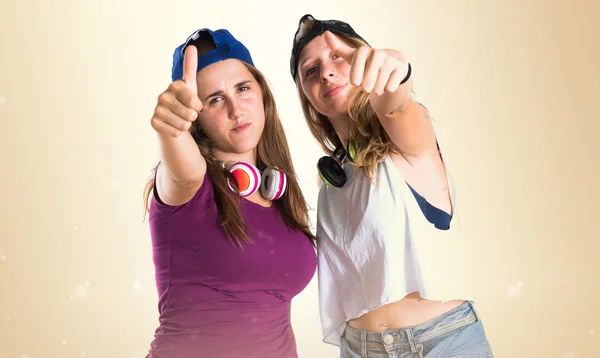 Dva přátelé se skateboardem s palcem nahoru — Stock fotografie