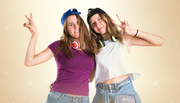 Dva přátelé se skateboardem dělá gesto vítězství — Stock fotografie