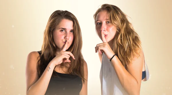 Amici che fanno silenzio gesto — Foto Stock