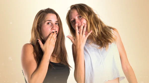 Duas meninas fazendo gesto surpresa — Fotografia de Stock