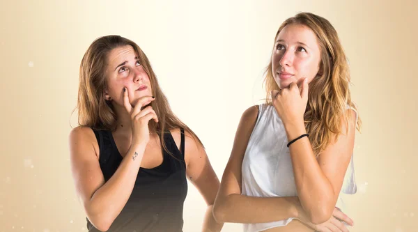 Twee meisjes op witte achtergrond — Stockfoto