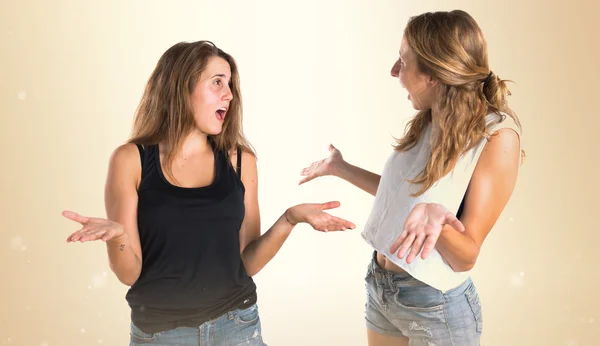 Dos chicas haciendo gesto sorpresa — Foto de Stock