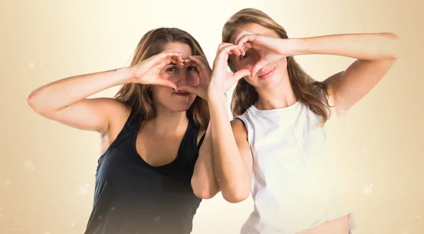 Amigos haciendo un corazón con sus manos —  Fotos de Stock