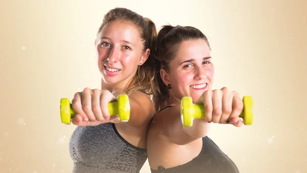 Desporto mulheres fazendo levantamento de peso — Fotografia de Stock