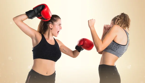 Menina boxe com seu amigo — Fotografia de Stock