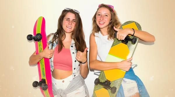 Zwei Freunde mit ihren Skateboards, Daumen hoch — Stockfoto
