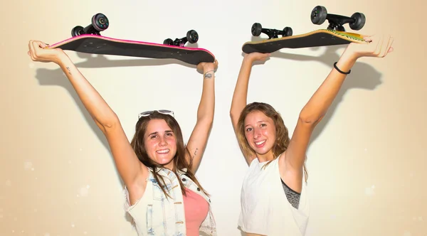 Gelukkige vrienden met hun skateboards — Stockfoto