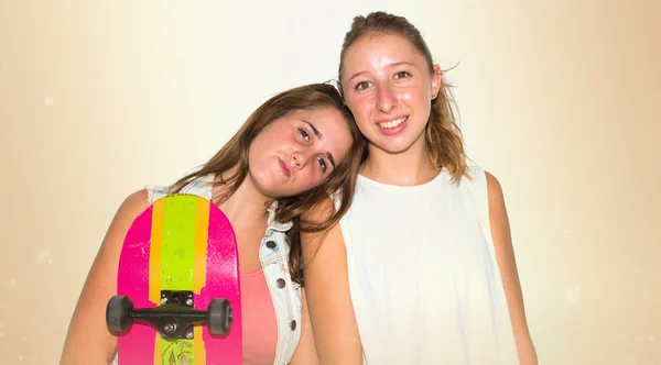 Amici con i loro skateboard — Foto Stock