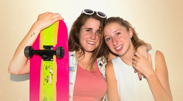 Друзі зі скейтбордами — стокове фото