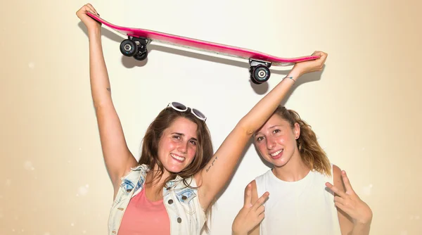 Amici con i loro skateboard — Foto Stock