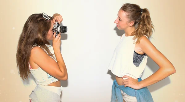Chicas tomando una foto —  Fotos de Stock
