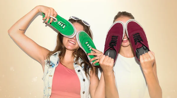 Mädchen bedecken ihr Gesicht mit Schuhen — Stockfoto