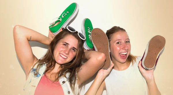Locas chicas sosteniendo zapatos —  Fotos de Stock