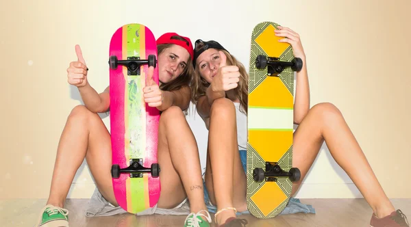 Amigos com seus skates com o polegar para cima — Fotografia de Stock