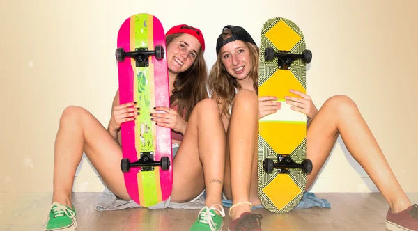 Freunde mit ihren Skateboards — Stockfoto
