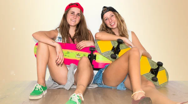 Amigos com seus skates — Fotografia de Stock