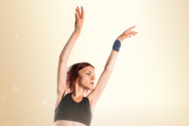 Kızıl saçlı kadın koyu sarı arka plan