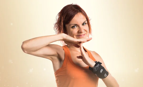 Mujer haciendo tiempo fuera gesto — Foto de Stock