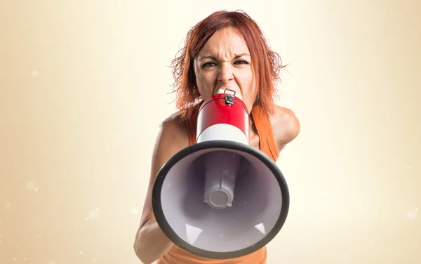 Vrouw schreeuwen door megafoon — Stockfoto