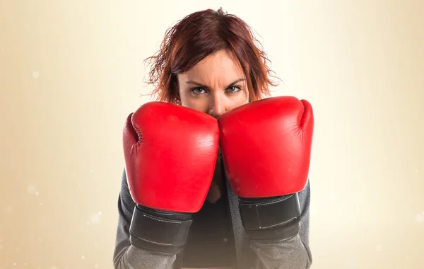 Vrouw met bokshandschoenen — Stockfoto