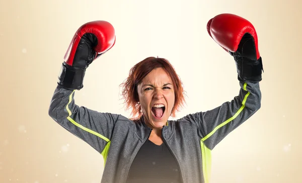 Donna con i guanti da boxe — Foto Stock