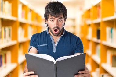 adam beyaz zemin bir kitap okuma