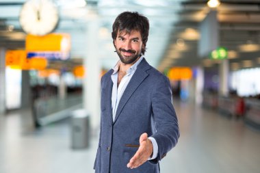 Beyaz arka plan üzerinde anlaşma işadamı