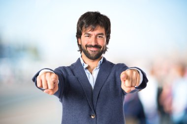 Beyaz arka plan üzerinde öne dönük iş adamı