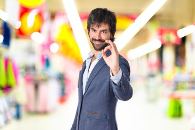 Beyaz arka plan üzerinde oturum Tamam yapma işadamı