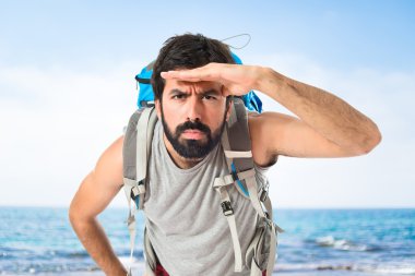 bir şey beyaz arka plan üzerinde gösterilen backpacker