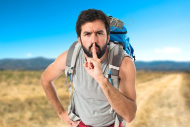 Beyaz arka plan sessizlik jest yapma backpacker izole