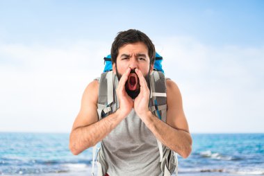 izole beyaz arka plan üzerinde bağırarak backpacker