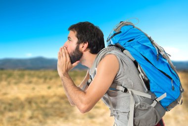 izole beyaz arka plan üzerinde bağırarak backpacker