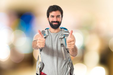 Beyaz arka plan üzerinde başparmak ile backpacker