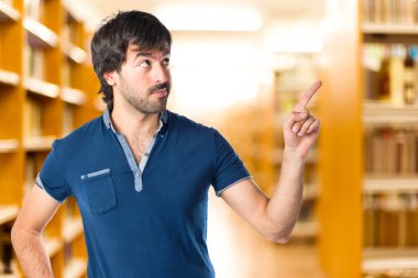 adam izole beyaz arka plan üzerinde düşünme