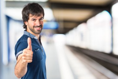 adam beyaz zemin üzerine başparmak ile