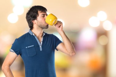 bir fincan kahve beyaz arka plan üzerinde tutan adam