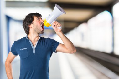 izole beyaz arka plan üzerinde bağıran adam