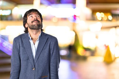 İş adamı izole beyaz arka plan üzerinde düşünme