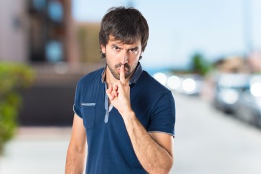 adam yapma sessizlik jest izole beyaz zemin üzerine