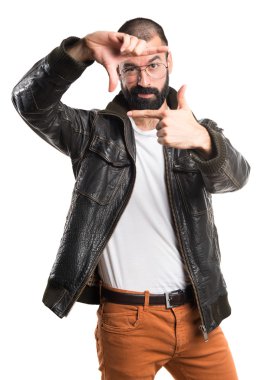 Erkek deri ceket onun parmaklarıyla odaklanan.